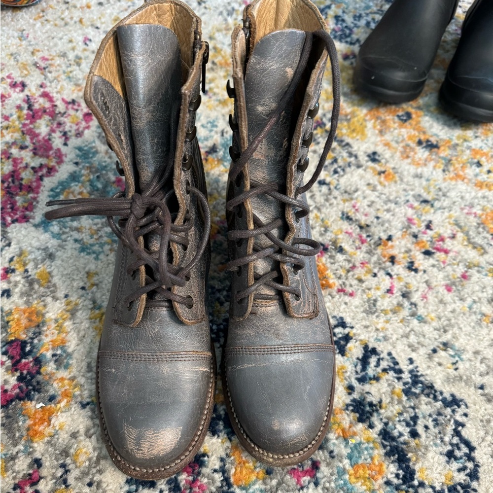 Bed- Stu boots